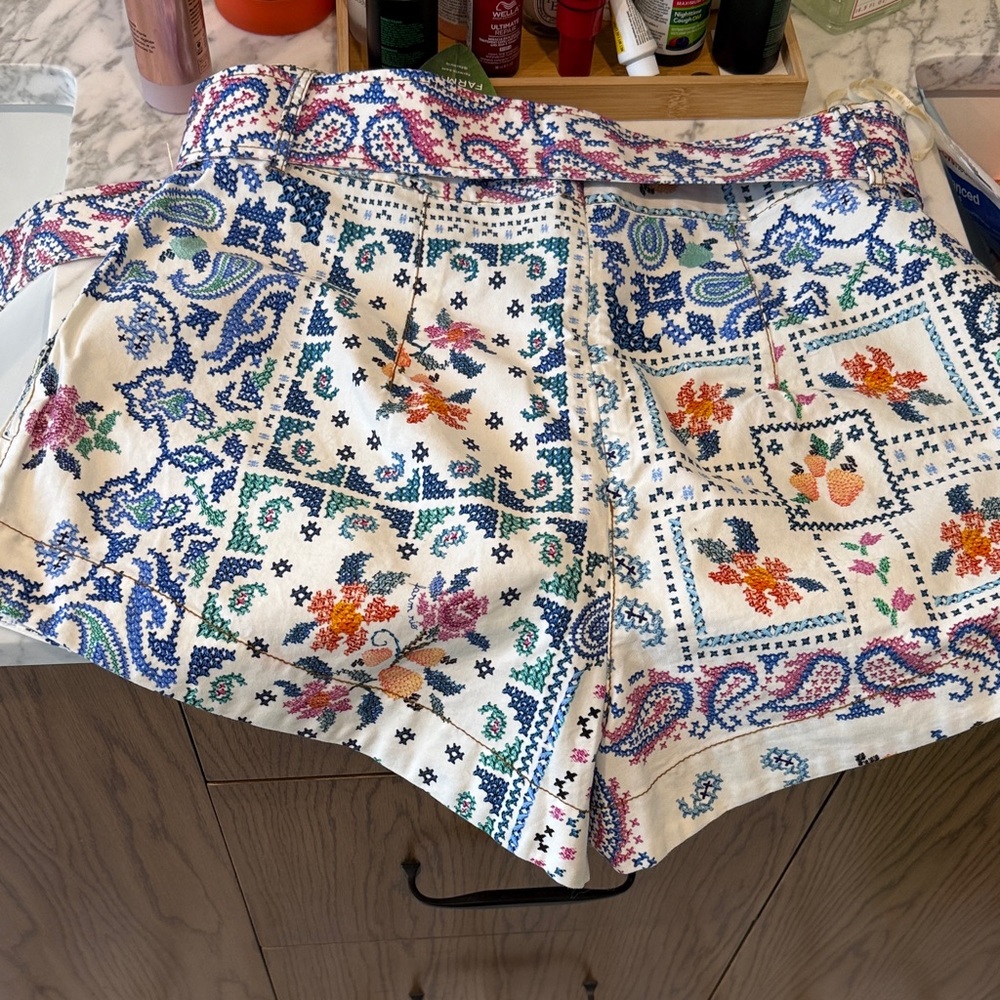 NWT Farm RIO Floral Embroidered Women Shorts - Picture 4 of 4